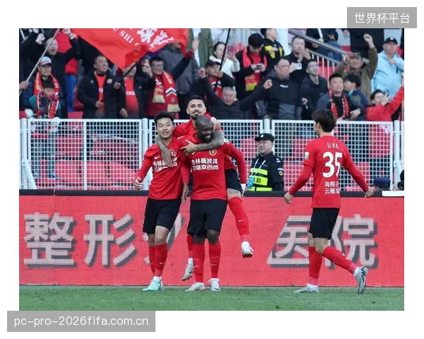 辽宁铁人高强度跑动挑战海港传控,体能将是胜负关键。 辽宁铁人高强度跑动挑战海港传控,体能将是胜负关键。